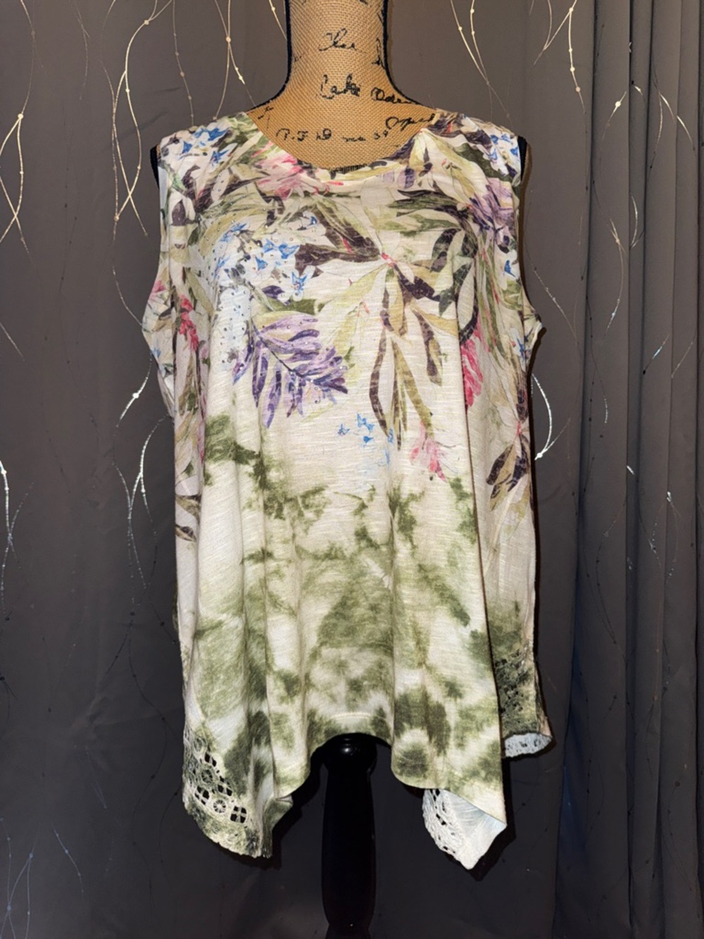 Floral Sleeveless Tunic Top with Lace Detaisl